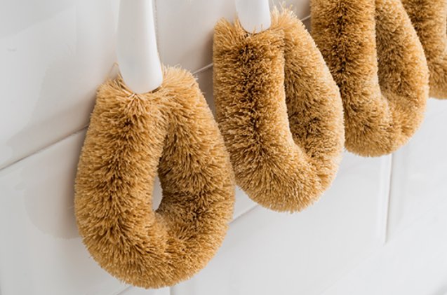 灶台脏了千万别急着用钢丝球擦!教你一招,厨房亮白如新不脏手