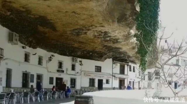 整座村子都被巨石压在底下,村民在这里生活600多年,不害怕吗