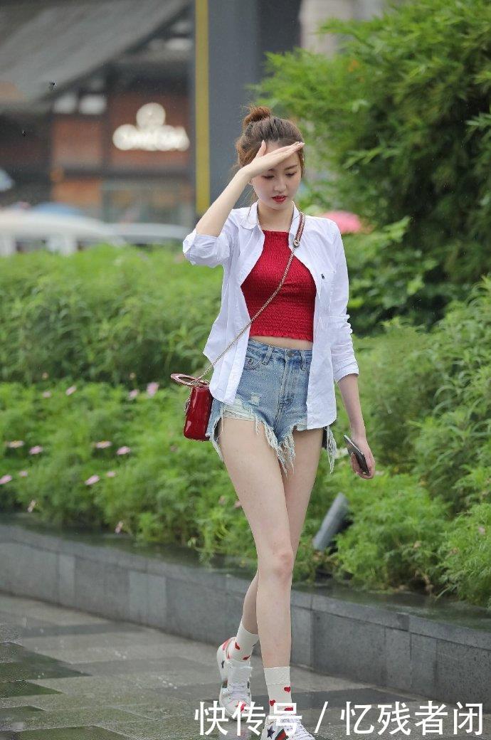 『 美腿』满屏幕的高挑美腿！惹人爱！，街拍：小姐姐白色衬衣搭配牛仔短裤