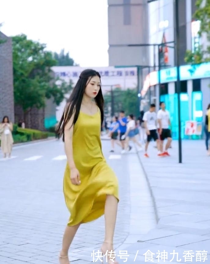  哥哥■美女撩裙子是什么意思，看到喜欢的小哥哥了吗？