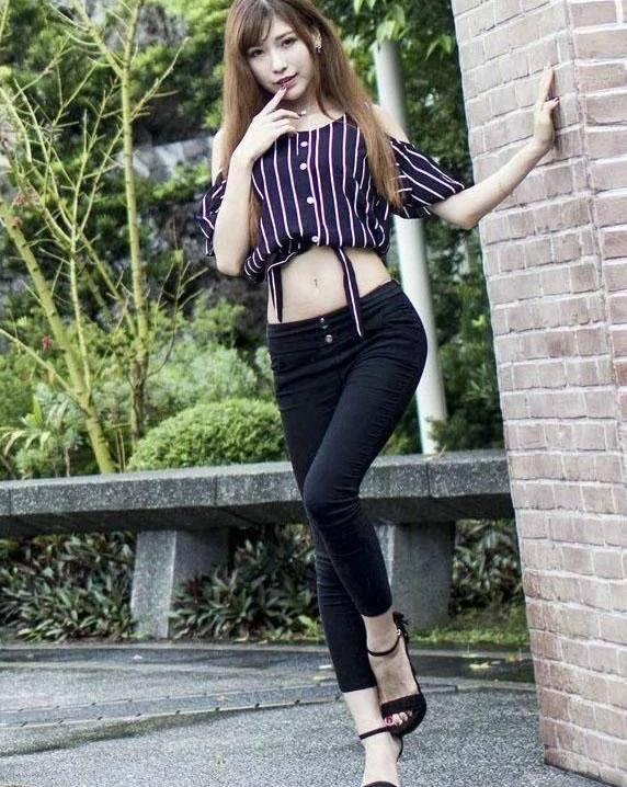 紧身裤，魅力蛮腰与显露的美肩，让肌肤的性感都水嫩可人