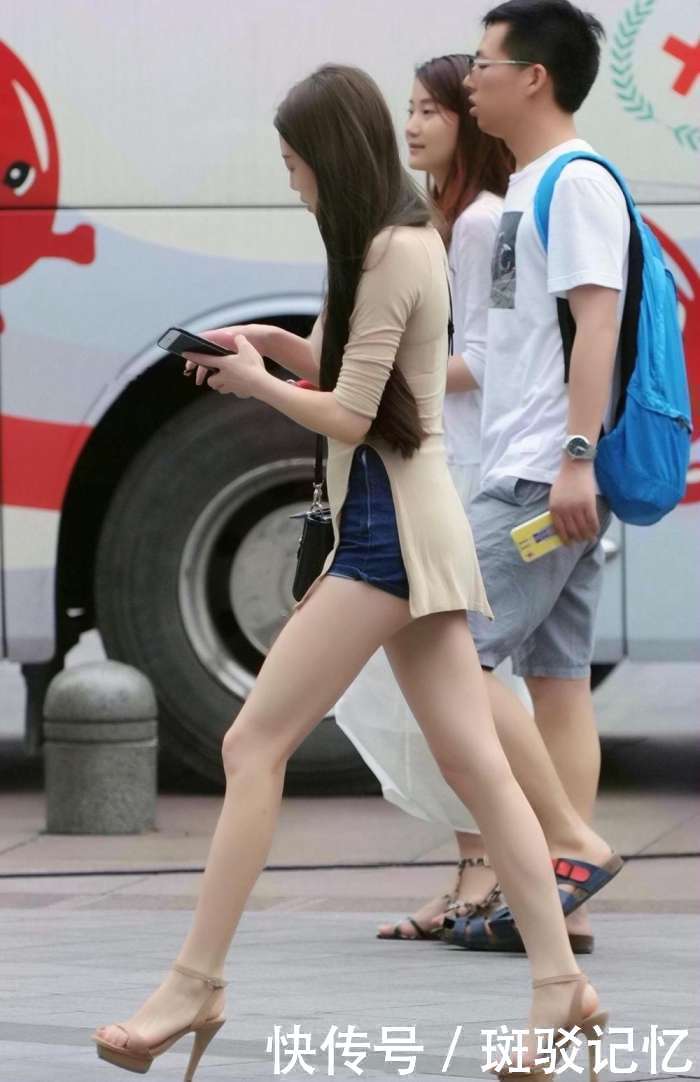 街拍：清凉又不失淑女气息，第三位穿着奶奶款的碎花修身短袖很赞