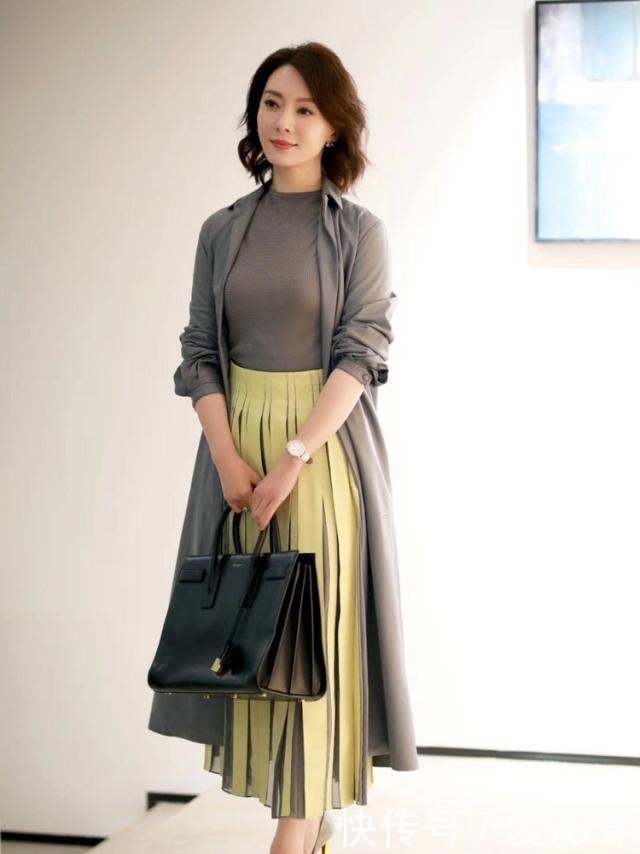 『巴掌』她是董卿心中优雅女人典范,43岁气质好,一袭红裙凸显“巴掌腰”