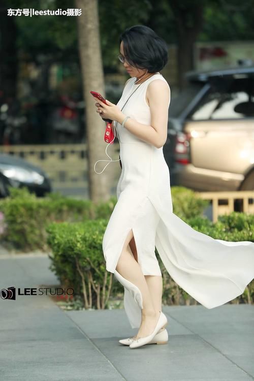 姑娘穿了一条很飘逸的裙子，是不是看着很有“仙气”啊