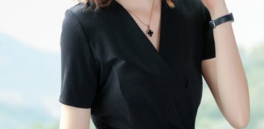 女人一旦过53，不缺钱的，中高级裙+小高跟，美得让人措手不及