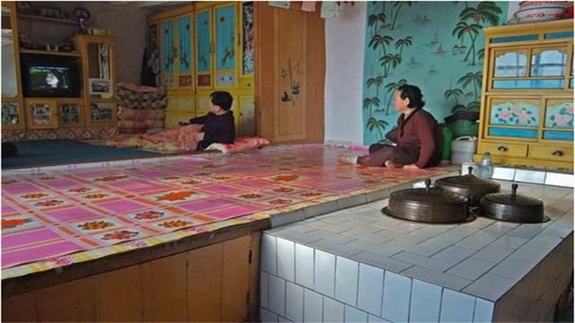 东北农村属火炕最暖和，宽敞得能睡下一家人，可半夜冻醒咋办？