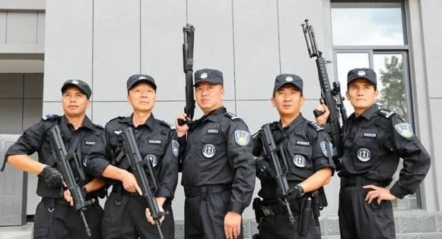 为何警察破门而入时，都会把手搭在前方队友肩上？看完可算明白了