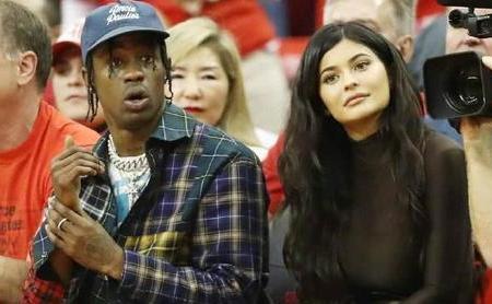 卡戴珊金小妹穿紧身衣，身材好夸张，却被身边黑人男友发型抢风头