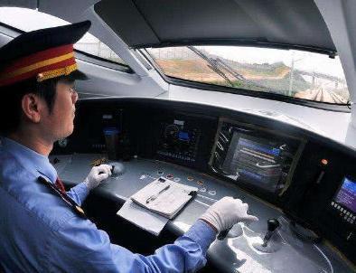  高铁@高铁司机全程不能离开驾驶室，那他们要怎么上厕所今天算明