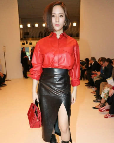 郑秀晶简直了！穿黑色小皮裙显性感的大长腿，网友：简直看不够的