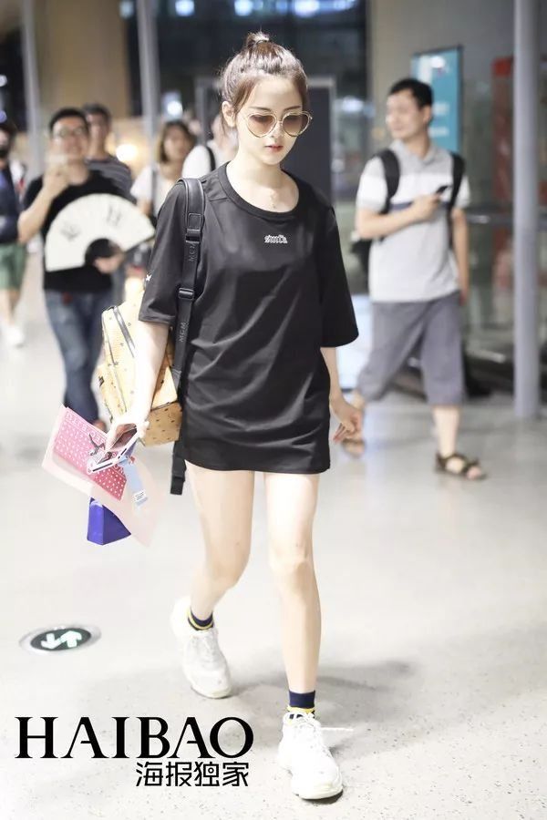 李小璐高调复出靠母女装扮嫩?刘雯一裤两穿太会搭…【海报街拍】