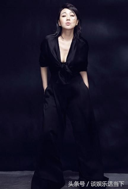 47岁的闫妮开挂了，居然敢这么穿，网友:阿姨，简直太性感了