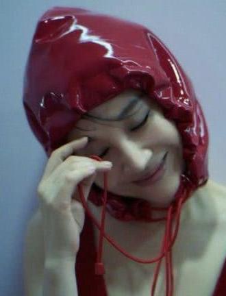 49岁许晴又犯二！吊带裙搭配皮帽子奇葩装亮相，网友：奶奶别这样