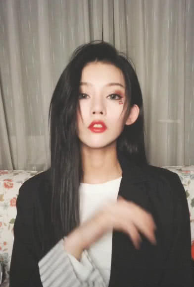 超级好看的清纯美女，暗黑魅惑妆容，男人看了都害怕，网友：吊炸