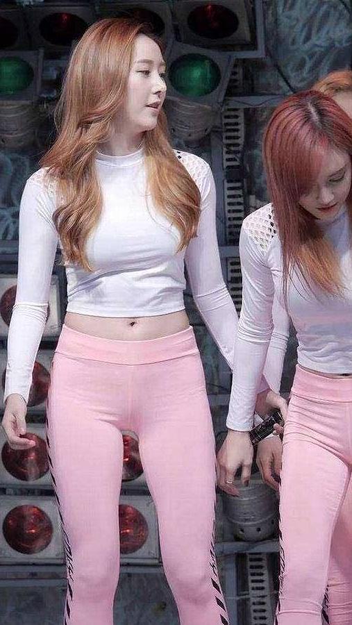 女人怎样穿紧身裤都不会错，穿身上舒服凉爽，展现女性婀娜身形