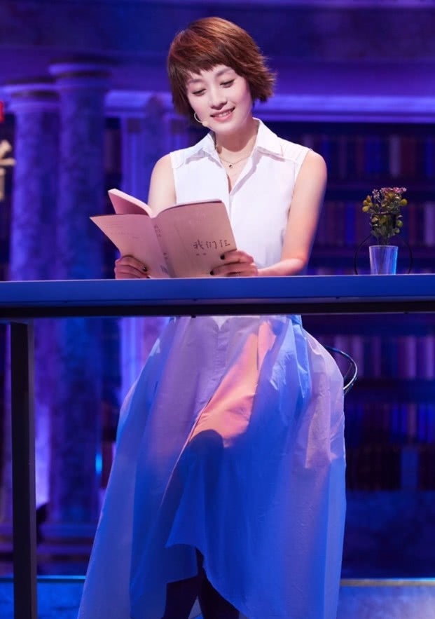 优雅的辣妈马伊琍，穿一袭白裙美成了22岁，全靠气质打动人心！