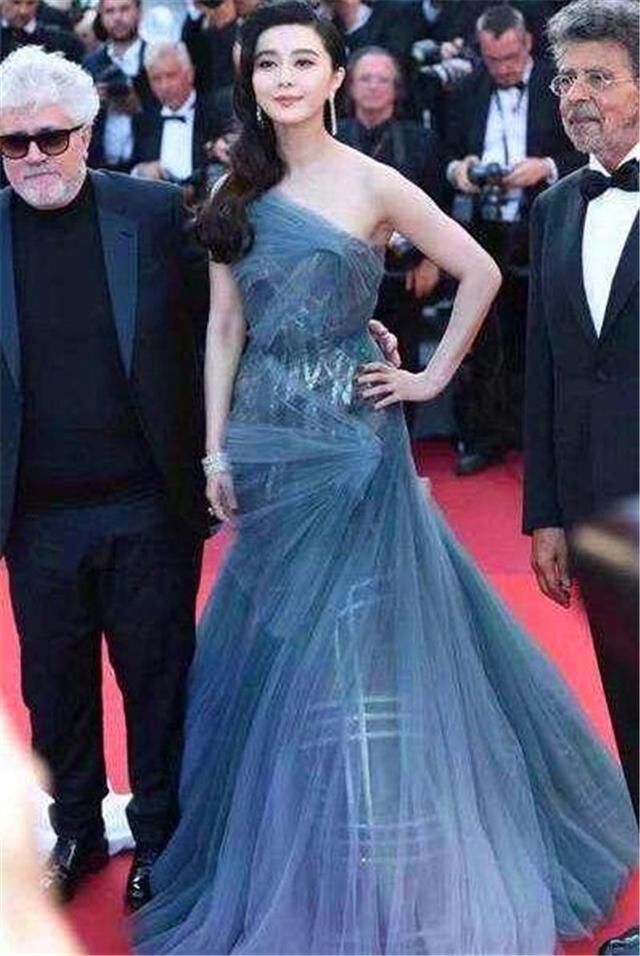 我一直以为长裙的范冰冰最美，直到看见她，我变了