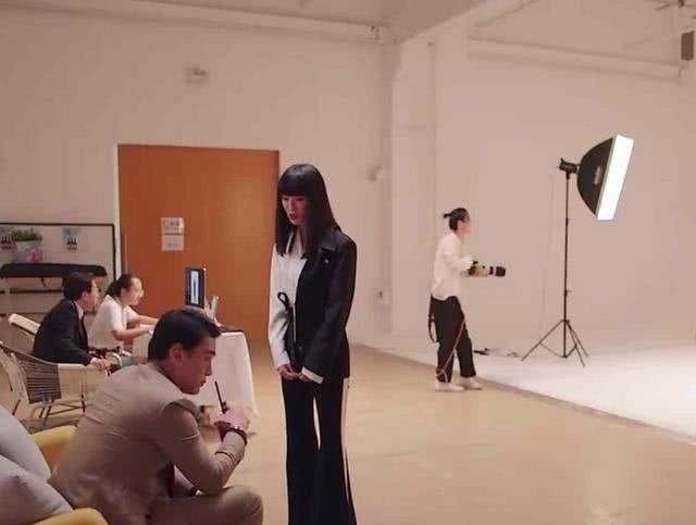  脚下一双：衣服穿一半更时髦，明星们都上头，谁更有范？