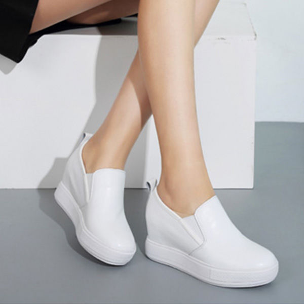 初秋，6070后尽量少穿凉鞋，当下流行的女鞋，给足舒适超养脚