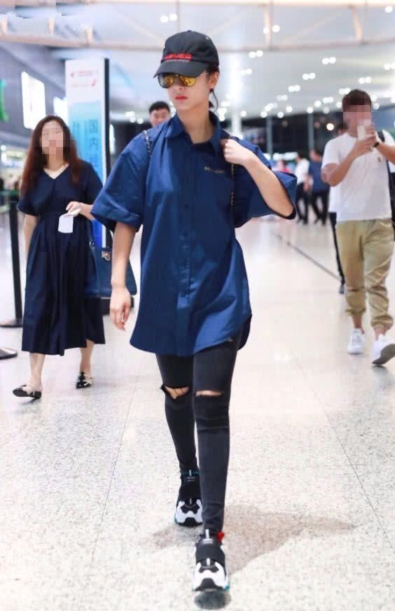 一件显黑的衣服，杨紫穿上身居然会白到反光!网友:底子好!