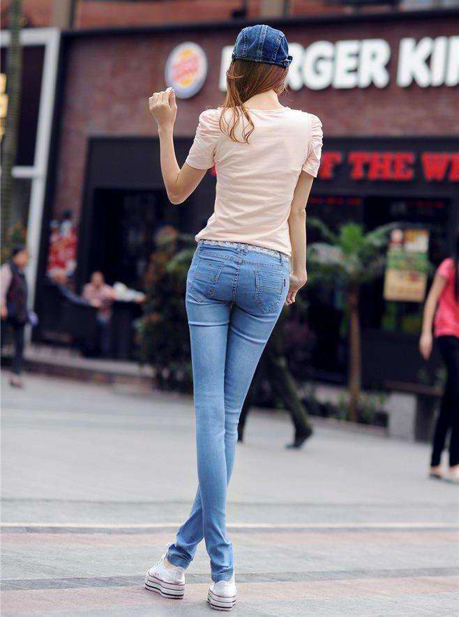 街拍：一双大长腿，小姐姐牛仔裤个个都抢镜，这可以打多少分?