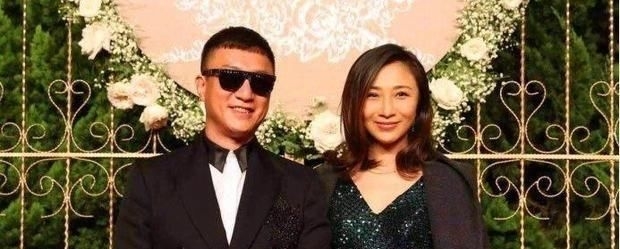  『拍卖』孙红雷老婆35岁自拍卖萌仍似少女，戏里戏外反差大