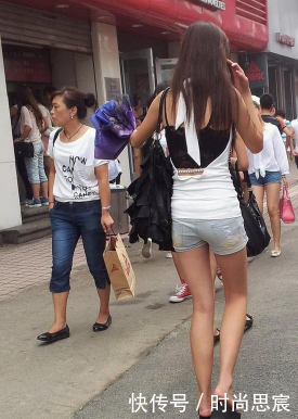 街拍小姐姐魔鬼身材，搭配短裙让你知道另类的时尚！