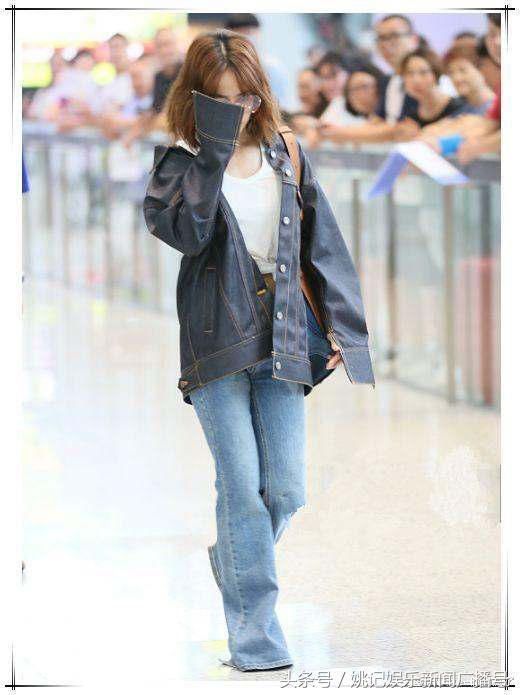 蔡依林为炫腹够拼！穿露脐装就算了还披外套，网友：还不如不露