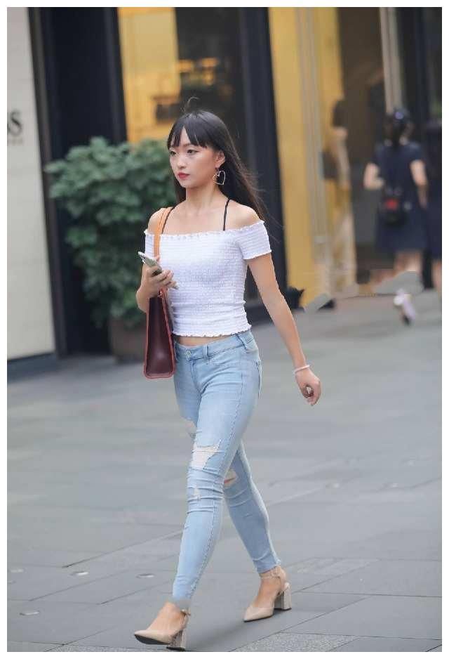 牛仔裤紧致时尚，美丽外观搭配舒适体感，修身设计显女性自信