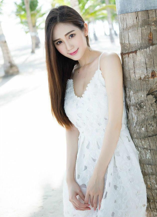 高跟鞋与连衣裙的搭配，让人羡慕