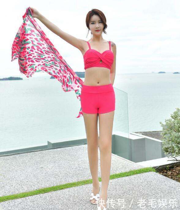 玫红色泳衣美女, 身材显现的性感又迷人, 十分的让人心动!