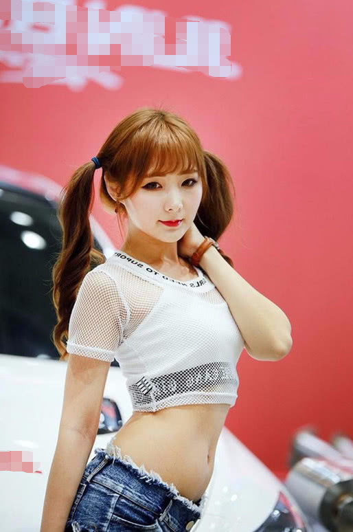 甜美小姐姐短裤穿搭，细腻感十足的肌肤，尽显修长丝滑美腿