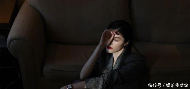 何穗现身时装周看秀，干练西装搭配明艳红唇，气场强，攻气十足