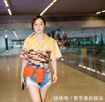 张梓琳穿短裤一秒让腿长2公分,袁姗姗敢穿沙滩服,全靠身材撑着