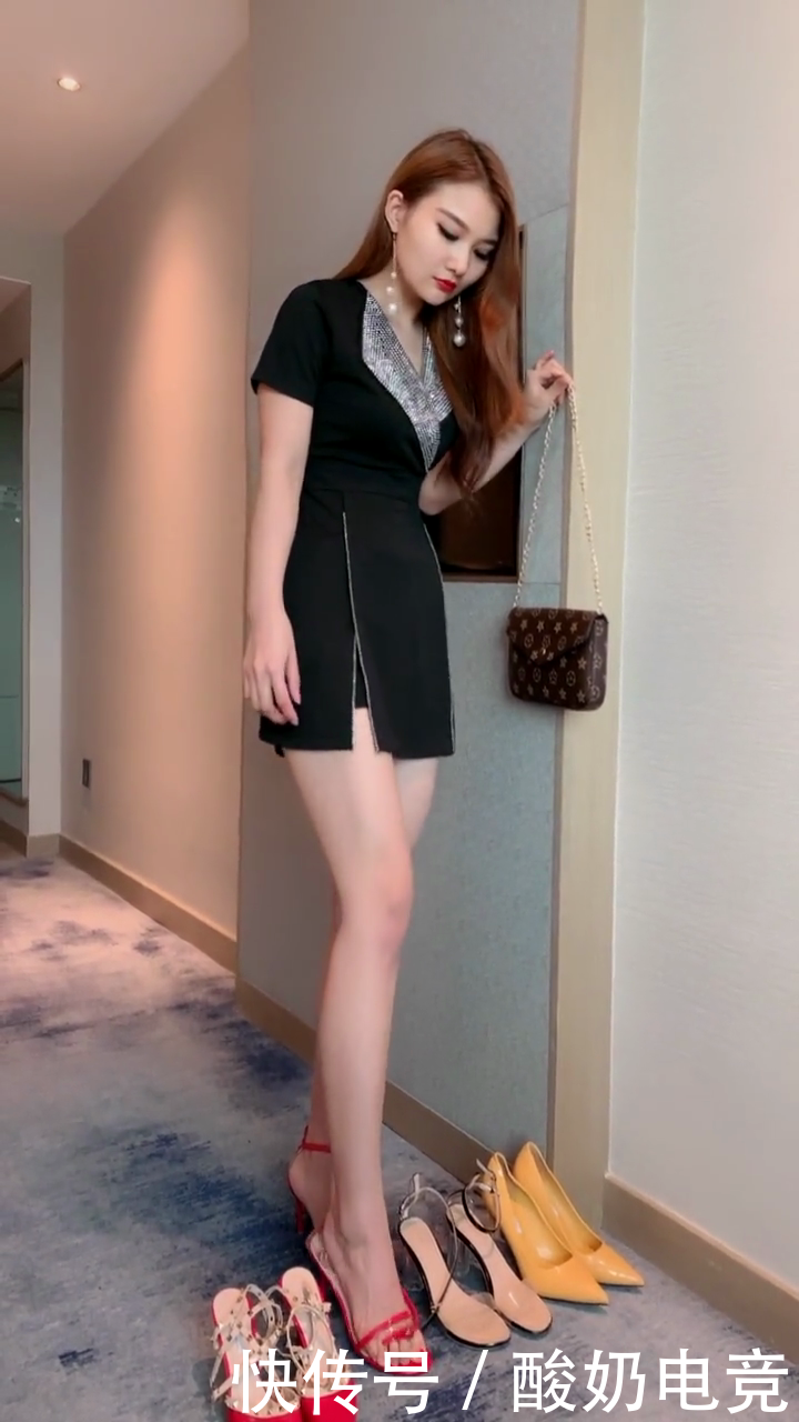  [位小姐姐]站着穿上鞋子的小姐姐，腿长一米三，身材比例很好
