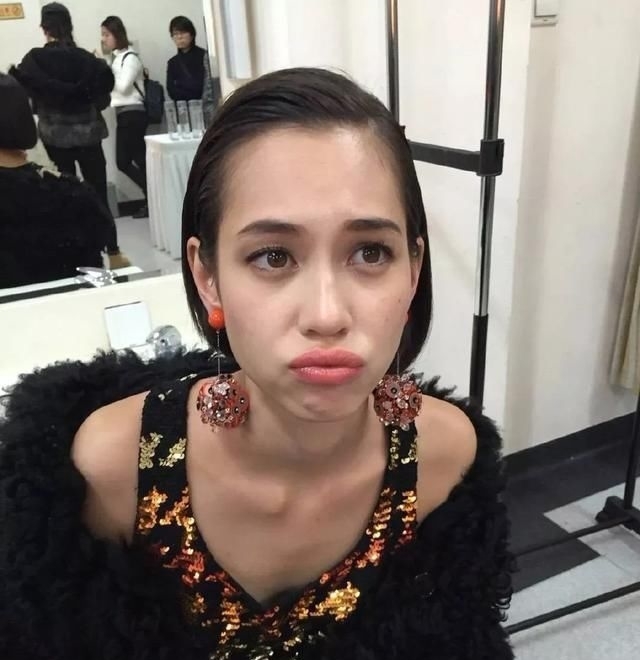 碎花：“东洋好肉体”水原希子登台，一身碎花裙可爱俏皮，国宝女孩