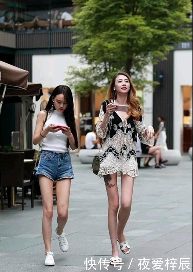  [气质]街拍，成熟的气质美女，收腰长裙尽显好身材