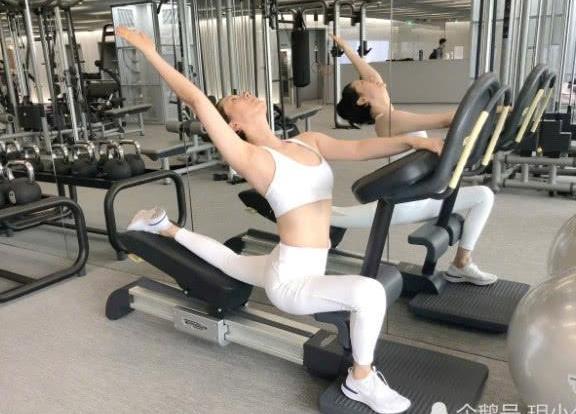 海清穿运动内衣和紧身裤素颜出镜，背后的脊柱沟证明她身材是真的