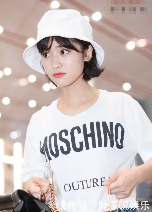 21岁沈月现身机场，清新装扮甜美可人，只因搭错裤子秒变小粗腿