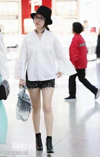 46岁杨钰莹与41岁林心如同现机场，相差5岁气质差距却那么大