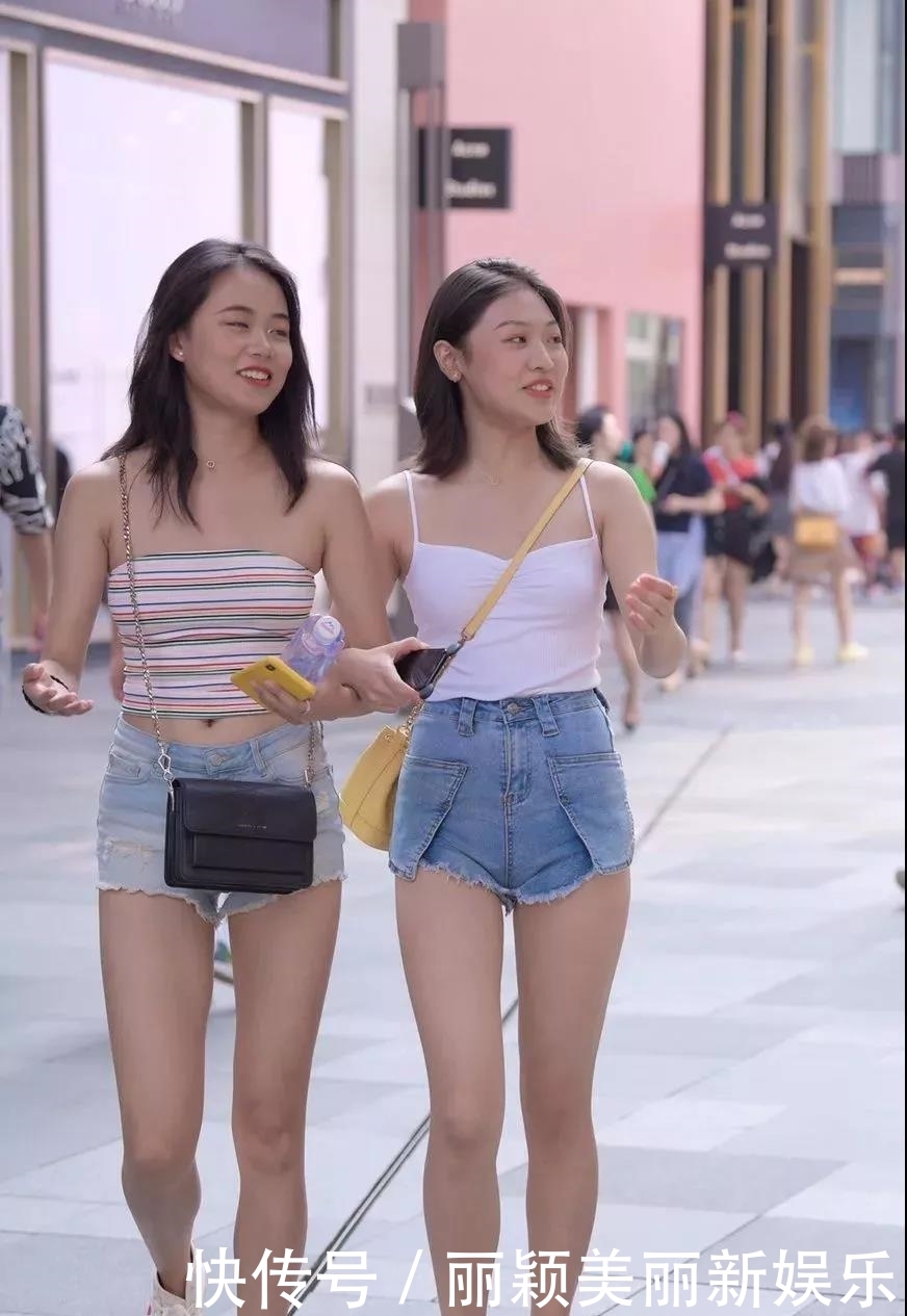 『美女』清凉热裤美女姐妹花,双腿白皙性感时尚