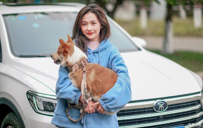  「Pro」开着宋Pro与老婆去遛狗，春暖花开，美好生活在身旁