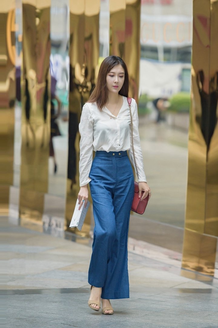 穿职业套装的小姐姐，身材高挑圆润，气质优雅迷人！