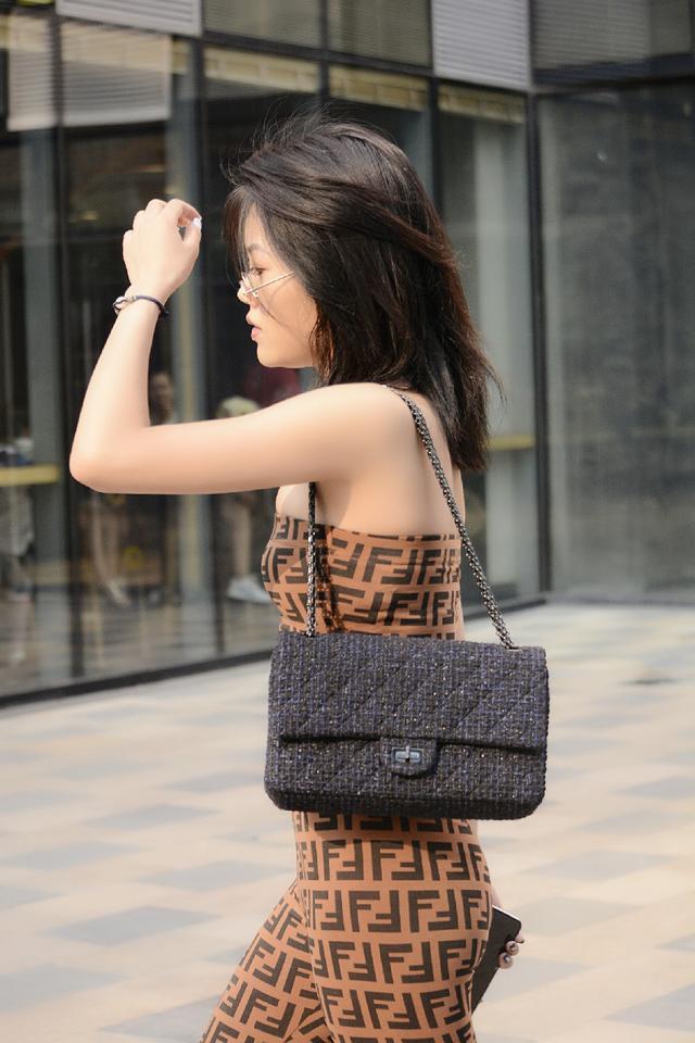 路人街拍，小姐姐简简单单的套装，却非常的美丽动人