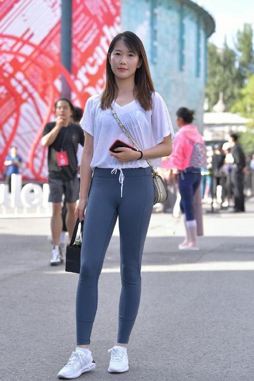 街拍：肚兜式穿搭的美女，“凹凸有致”的好身材，美得闭月羞花！