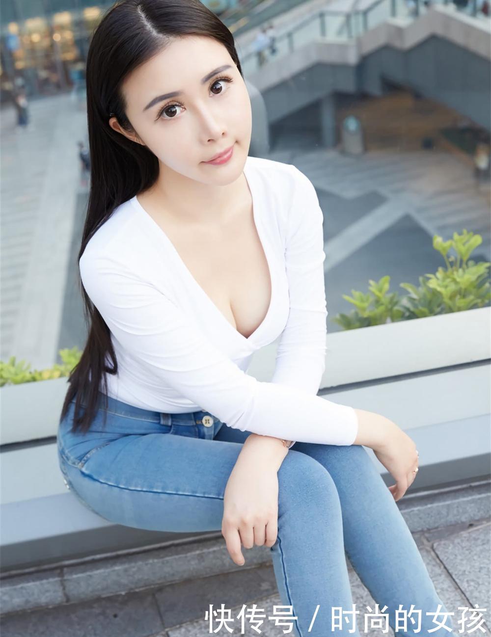 街拍：走路摇曳性感十足的小姐姐，柔美大气又优雅！