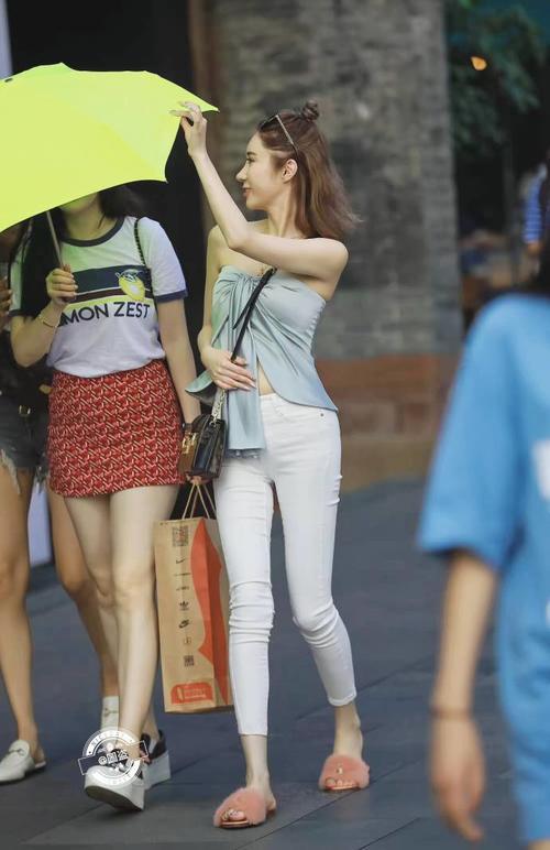 路人街拍，白色抹胸长裤套装，只有出席正式的场合才会这么穿吧