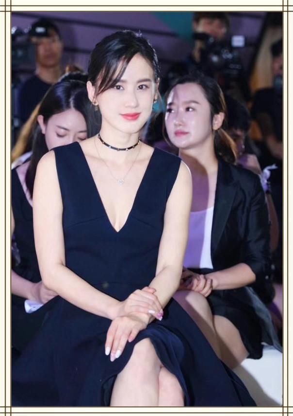 黄圣依真狠的下心!这么瘦的裙子也要硬穿进去,不想却勒出大宽胯