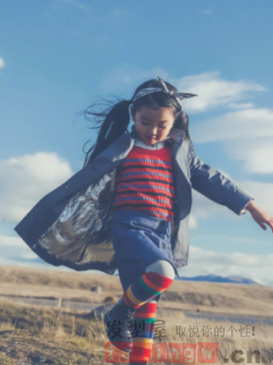 可爱又凉快小女孩夏季扎发 好似童话里的小精灵