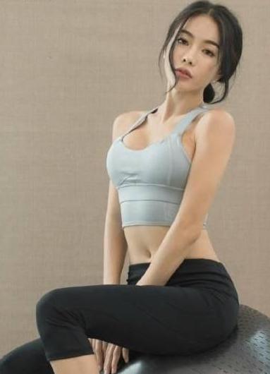 紧身打底裤：凹凸明显的美女，韵味十足，非常显气质！